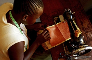 Poverty In Africa Imprime: Using a sewing machine, Uganda