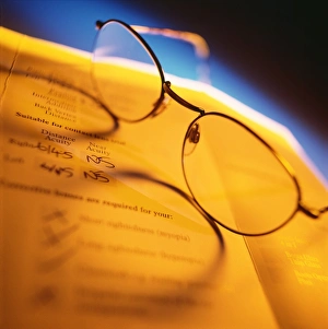 Impresiones de Gafas. Vista de una par de gafas o lentes. Estos constan de un marco en el que se montan las lentes, compensando los defectos del foco en los propios ojos del usuario Imágenes fechadas en 1999: Visión de un par de gafas