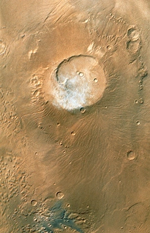 Impresiones de Volcán Martiano. Imagen del Coloreado Global de la Misión Espacial Martiana (MGS) con el volcán Apollinaris Patera en el centro superior, cerca del ecuador martiano Imágenes fechadas en 1999: Volcán en Marte