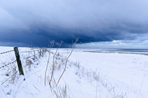 Impresiones de Nubes de tormenta invernal. Nubes grises y torrenciales con nieve cargadas acercándose a la costa del Reino Unido en Northumberland, cerca de la isla de Lindisfarne Imágenes fechadas en febrero de 2012: Nubes de tormenta invernal