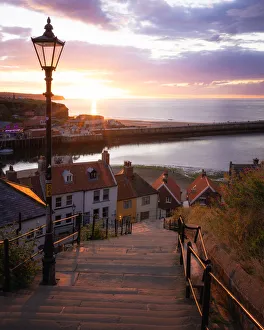 Las 199 escaleras de la Abadía de San Pedro en el puesta del sol. La Abadía de St Mary i El Priorat es una abadía cisterciense ubicada en Whitby (North Yorkshire) Inglaterra Reino Unido Europa