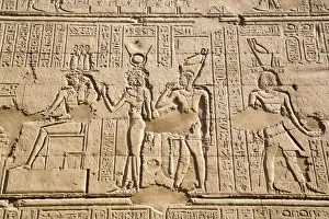 Ancient Egyptian Reliefs Imprime: Bas Relief, External Wall, Temple of Khnum, Esna, Egypt, North Africa, Africa