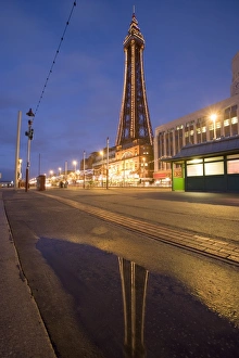 Torre De Blackpool Imprime: El Torre de Blackpool reflejado en un charco a la caída del sol