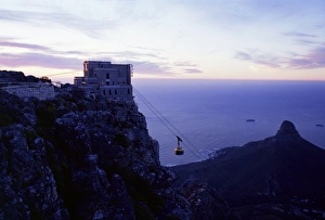Outdoor Photography Africa Imprime: Cable car going up Table Mountain