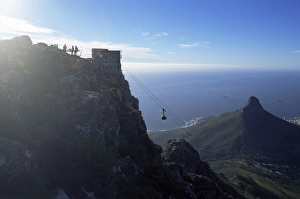 Imágenes fechadas el 9 de agosto de 2008: Teleférico subiendo a la montaña de la mesa en el Cabo de Buena Esperanza