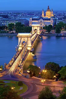Impresiones de Ponte de Cadena y hotel cuatro estaciones en la gresa palacio y basílica de san stephano al anochecer Patrimonio mundial por unesco en Buda Pesto Hungría Europa Hungría Imprime: Ponte de Cadena, Hotel Four Seasones y Palacio Gresham con la Basílica de San Esteban a puesta del sol Patrimonio