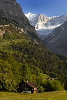 Mountain Village Scene Imprime: Chalets and mountains
