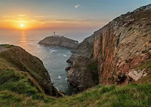 Holy Island Wales Imprime: Cliffs and South Stack Lighthouse at sunset