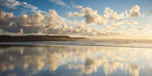 Imágenes de noviembre de 2012: Reflejos de nubes en la bahía de Constantino al ponerse el sol en Cornualles