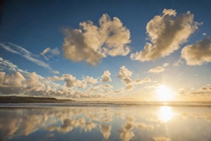 Blue Horizon Over Water Imprime: Cloud reflections at Constantine Bay at sunset, Cornwall, England, United Kingdom, Europe