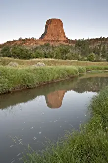 Blue Sky Photography Imprime: Devils Tower reflected in a stream, Devils Tower National Monument