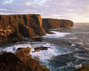 Colorful Rock Formations Europe Imprime: Eshaness Cliffs and lighthouse