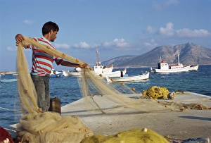 Greek Island Life Style Imprime: Fisherman sorting his nets