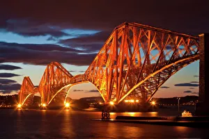 Ponte de Ferrocarril del Firth de Forth iluminada por la noche en South Queensferry cerca de Edimburgo en Escocia Reino Unido Europa