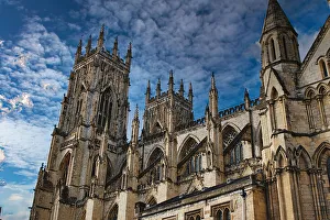 Gothic Cathedral Architecture Imprime: Gothic cathedral tower against a dramatic cloudy sky