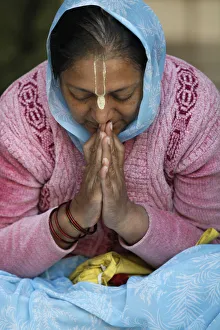Imágenes fechadas el 7 de abril de 2012: Devoto de Hare Krishna rezando en Vrindavana, Uttar Prades y la India Asiatica