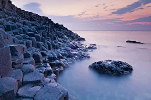 UK Coastal Scenery Imprime: Hexagonal basalt columns of the Giants Causeway, UNESCO World Heritage Site