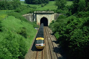 Túnel Imprime: Tren de alta velocidad saliendo del túnel en la valle de los cajones, Avon, Inglaterra