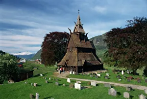 Impresiones de La iglesia de los tablones del pueblo de Hoppegård fue construida en el año 1150. Está ubicada en la localidad de Vik. Noruega es parte del país escandinavo y europeo Noruega Imprime: La Iglesia de los Tablones del Hopperstad