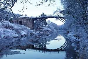 Shropshire Imprime: Puente de Ironbridge y río Severn en la tarde