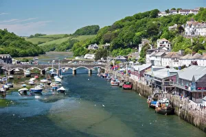 Mirando hacia el puerto y puente en Looe, Cornuallesa del Reino Unido Europa