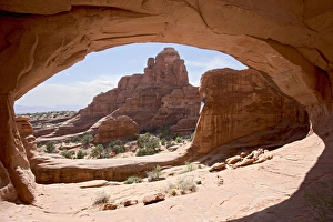 Eroded Sandstone Landscapes Imprime: Looking out through Tower Arch