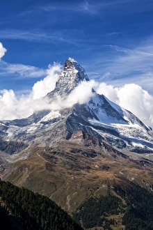 Impresiones de Montaña Matterhorn rodeada de nubes en Zermatt del cantón de Valaís las Alpias Peninas los Alpes Suizos Suiza Europa Suiza Imprime: El Matterhorn rodeado de nubes en Zermatt del cantón de Valais y los Alpes Peninos