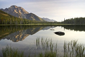 Rural Mountain Landscape Imprime: Mount Moran reflected in String Lake