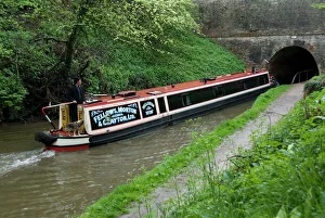 Túnel Imprime: Bote estrecho entrando en un túnel del canal de Llangollen, Inglaterra Reino Unido Europa