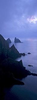 Great Britain Outdoor Photography Imprime: North cliffs and stack of Skroo in the mist