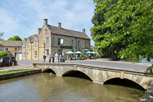 Gloucestershire Imprime: Ponte antigua sobre el río Windrush en Bourton al agua, Cotswolds y Gloucestershire