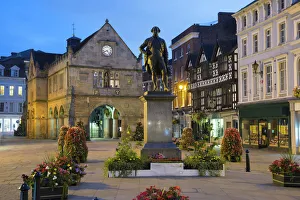 Shropshire Imprime: El antiguo mercado del ayuntamiento y la estatua de Robert Clive en El Cuadrado