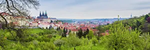 Pantalla del castillo de Praga y jardines de la colina Petřín en Praga, República Checa, Europa