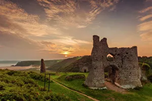 Castillo de Pennard, mirando a la bahía de los Tres Acantilados en Gower y País de Gales del Reino Unido Europa