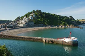 Farallón y faro de la playa en Looe Cornuallesa Inglaterra Reino Unido Europa