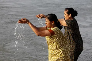Imágenes fechadas el 5 de mayo de 2010: Los peregrinos bañándose en las aguas del Ganges en Rishikesh