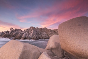 Capo Testa Italy Imprime: Pink sky at sunset frames the lighthouse on cliffs, Capo Testa, Santa Teresa di Gallura