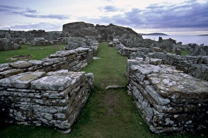 Iron Age Architecture UK Imprime: Processional path leading to the broch
