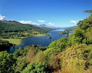 Impresiones de Punto de vista Reina en el famoso punto de vistas sobre Lago Tummoleda cerca de Pitlócrie Perro y Cinros del centro Escocia El Reino Unido Europa Lago Imprime: Punto de Vista Reina