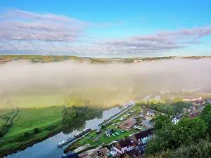 UK Countryside Scenery Imprime: River Ouse and mist, elevated view, Lewes, East Sussex, England, United Kingdom, Europe