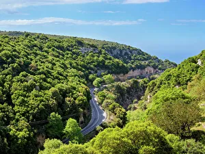 Arkadi Monastery Imprime: Road to Arkadi Monastery, elevated view