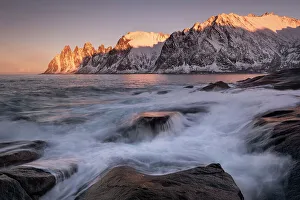 Norway Coastline Imprime: Rough Seas at The Devils Jaw (Devils Teeth) at sunset
