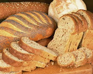 Freshly Baked Bread Imprime: A selection of bread loaves and bread slices