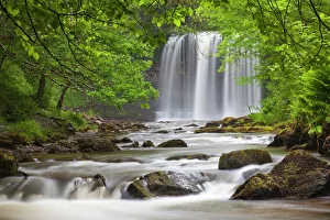 Reino Unido Imprime: Cascada Sgwd yr Eira en las Montañas de los Balcances de Gales del Reino Unido Europa