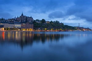 Stockholm Skyline Imprime: Skyline of Sodermalm at dusk reflection in water, Stockholm, Sweden, Scandinavia, Europe