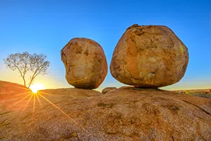 Australian Desert Scenery Imprime: Sunset light rays at Devils Marbles, the Eggs of mythical Rainbow Serpent, at Karlu Karlu