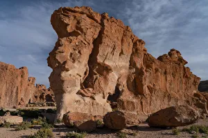 Formaciones rocosas surreales causadas por los elementos en la valle de las rocas del Altiplano boliviano