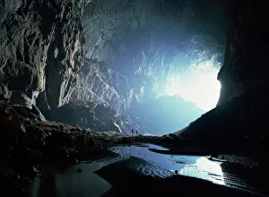 Malasia Imprime: Figuras pequeñas muestran la escala de la cueva del Cervatillo mirando hacia atrás