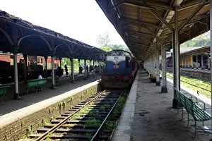 Imágenes fechadas el 14 de abril de 2011: Tren en la plataforma del estación de tren de Kandy, Kandy, Sri Lanka y Asia