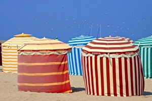 Normandy Coastal Scenery Imprime: Typical color striped beach cabins, beach and sea, Trouville sur Mer, Normandy, France